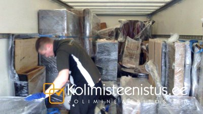 Kolimisteenused - kolija paigutamas kaupa kolimisautosse